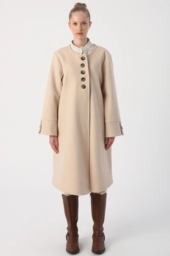 Una modella di abbigliamento all'ingrosso indossa 22230 - Coat - Beige, vendita all'ingrosso turca di Cappotto di Allday