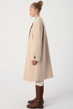 Модель оптовой продажи одежды носит 22230 - Coat - Beige, турецкий оптовый товар Пальто от Allday.