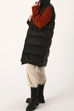 Ένα μοντέλο χονδρικής πώλησης ρούχων φοράει 22306 - Vest - Black, τούρκικο Αμάνικο μπλουζάκι χονδρικής πώλησης από Allday