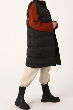 Bir model, Allday toptan giyim markasının 22306 - Vest - Black toptan Yelek ürününü sergiliyor.