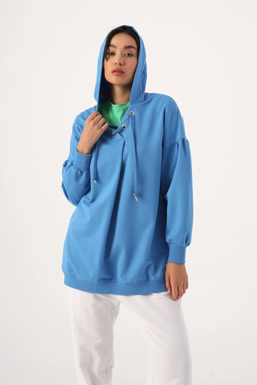 Bir model, Allday toptan giyim markasının  Sweatshirt - Saks
 toptan Hoodie ürününü sergiliyor.