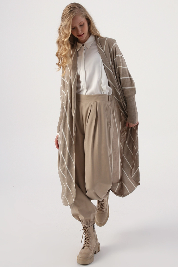Una modella di abbigliamento all'ingrosso indossa 22317 - Cardigan - Stone Melange, vendita all'ingrosso turca di Cardigan di Allday