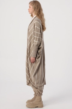 Bir model, Allday toptan giyim markasının 22317 - Cardigan - Stone Melange toptan Hırka ürününü sergiliyor.