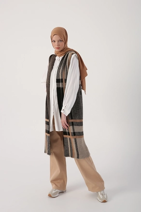 A model wears 27992 - Vest - Mink, wholesale undefined of Allday to display at Lonca