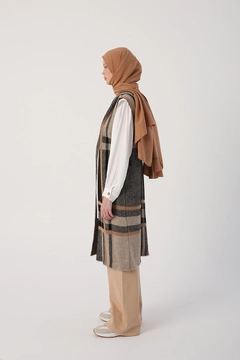 Ένα μοντέλο χονδρικής πώλησης ρούχων φοράει 27992 - Vest - Mink, τούρκικο Αμάνικο μπλουζάκι χονδρικής πώλησης από Allday