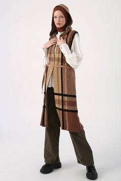 Bir model, Allday toptan giyim markasının 27993 - Vest - Earth Colour toptan Yelek ürününü sergiliyor.
