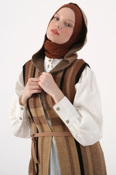 Una modella di abbigliamento all'ingrosso indossa 27993 - Vest - Earth Colour, vendita all'ingrosso turca di Veste di Allday