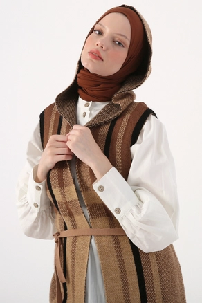 A model wears 27993 - Vest - Earth Colour, wholesale Vest of Allday to display at Lonca