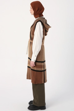 Una modelo de ropa al por mayor lleva 27993 - Vest - Earth Colour, Chaleco turco al por mayor de Allday
