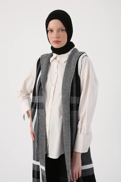 Een kledingmodel uit de groothandel draagt 27994 - Vest - Black, Turkse groothandel Vest van Allday
