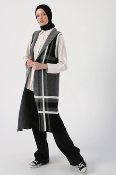 Bir model, Allday toptan giyim markasının 27994 - Vest - Black toptan Yelek ürününü sergiliyor.
