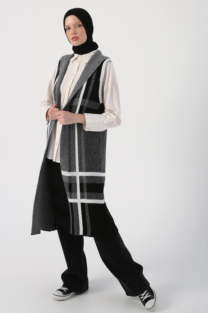 Een kledingmodel uit de groothandel draagt 27994 - Vest - Black, Turkse groothandel Vest van Allday