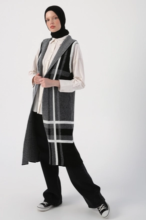 A model wears 27994 - Vest - Black, wholesale undefined of Allday to display at Lonca