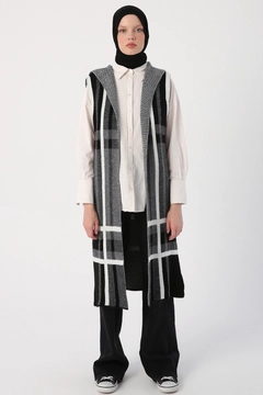 Ένα μοντέλο χονδρικής πώλησης ρούχων φοράει 27994 - Vest - Black, τούρκικο Αμάνικο μπλουζάκι χονδρικής πώλησης από Allday