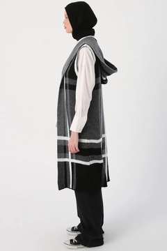 Una modella di abbigliamento all'ingrosso indossa 27994 - Vest - Black, vendita all'ingrosso turca di Veste di Allday