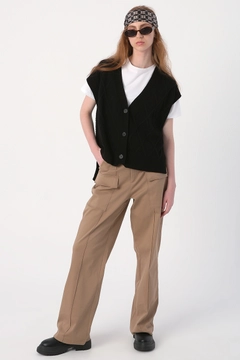 Bir model, Allday toptan giyim markasının 27995 - Vest - Black toptan Yelek ürününü sergiliyor.