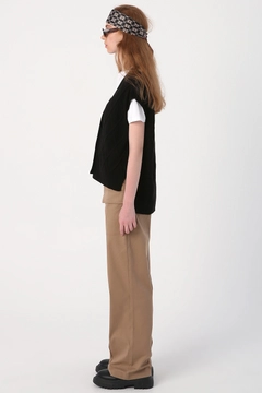 Bir model, Allday toptan giyim markasının 27995 - Vest - Black toptan Yelek ürününü sergiliyor.