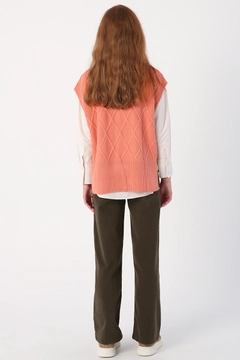 Bir model, Allday toptan giyim markasının 27996 - Vest - Salmon Pink toptan Yelek ürününü sergiliyor.