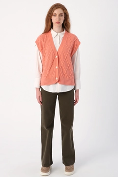 Ένα μοντέλο χονδρικής πώλησης ρούχων φοράει 27996 - Vest - Salmon Pink, τούρκικο Αμάνικο μπλουζάκι χονδρικής πώλησης από Allday