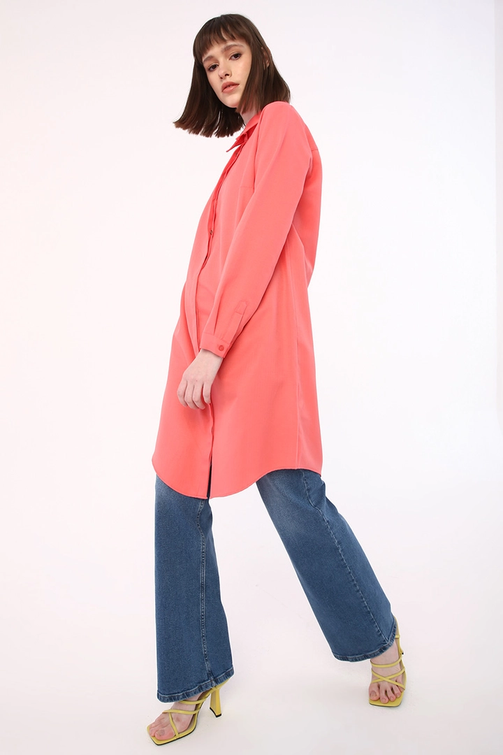 Bir model, Allday toptan giyim markasının 27933 - Shirt Tunic - Pink toptan Tunik ürününü sergiliyor.