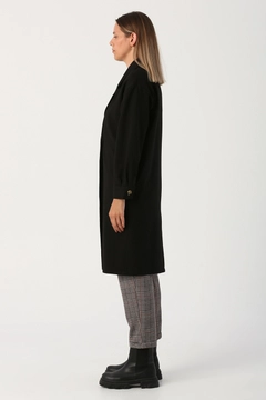 Bir model, Allday toptan giyim markasının 28185 - Jacket - Black toptan Ceket ürününü sergiliyor.