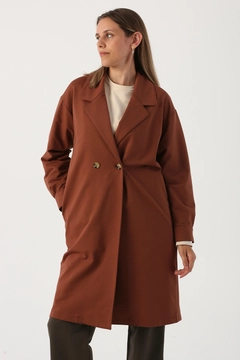 Bir model, Allday toptan giyim markasının 28187 - Jacket - Light Brown toptan Ceket ürününü sergiliyor.