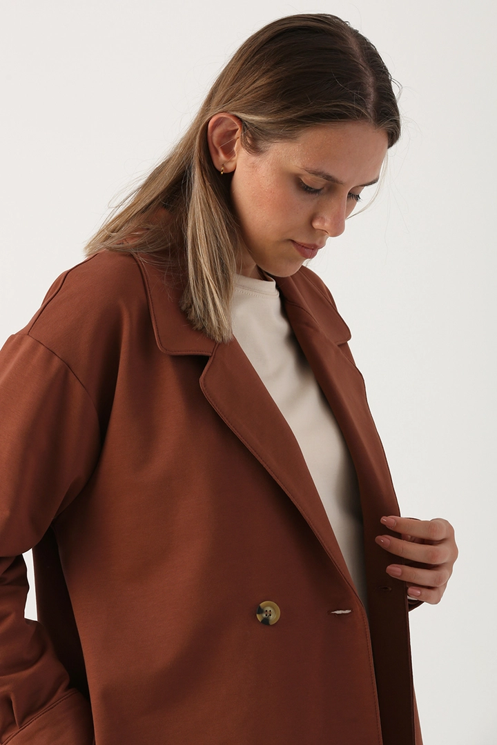 Bir model, Allday toptan giyim markasının 28187 - Jacket - Light Brown toptan Ceket ürününü sergiliyor.