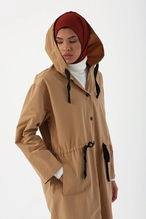 A model wears 28246 - Trenchcoat - Beige, wholesale undefined of Allday to display at Lonca