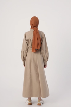 A wholesale clothing model wears 28250 - Abaya - Beige, Turkish wholesale Abaya of Allday