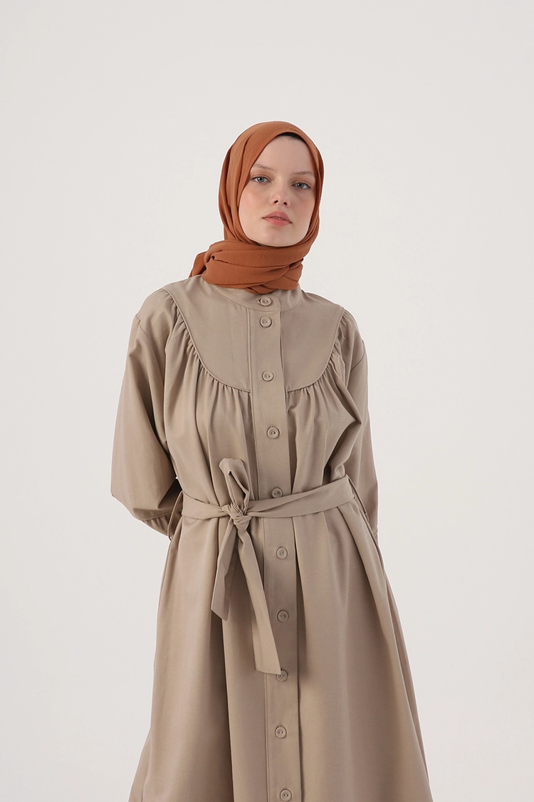 A model wears 28250 - Abaya - Beige, wholesale Abaya of Allday to display at Lonca