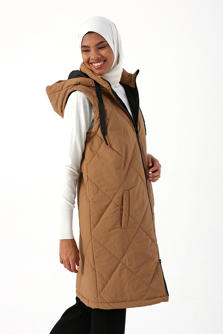 Een kledingmodel uit de groothandel draagt 28221 - Vest - Dark Beige, Turkse groothandel Vest van Allday