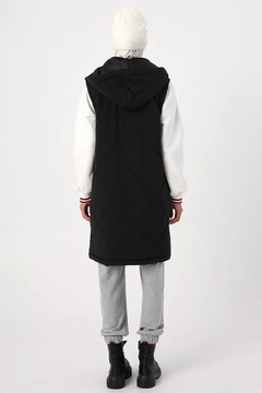 Una modelo de ropa al por mayor lleva 28222 - Vest - Black, Chaleco turco al por mayor de Allday