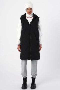 Een kledingmodel uit de groothandel draagt 28222 - Vest - Black, Turkse groothandel Vest van Allday