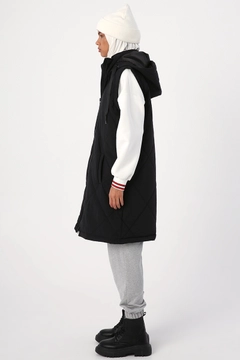 Bir model, Allday toptan giyim markasının 28222 - Vest - Black toptan Yelek ürününü sergiliyor.