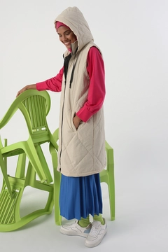 Ένα μοντέλο χονδρικής πώλησης ρούχων φοράει 28223 - Vest - Beige, τούρκικο Αμάνικο μπλουζάκι χονδρικής πώλησης από Allday
