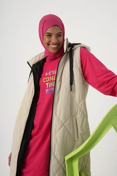 Una modella di abbigliamento all'ingrosso indossa 28223 - Vest - Beige, vendita all'ingrosso turca di Veste di Allday