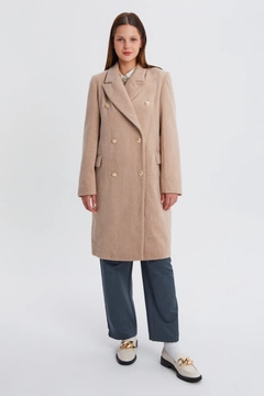 Ein Bekleidungsmodell aus dem Großhandel trägt 28227 - Coat - Light Beige, türkischer Großhandel Mantel von Allday