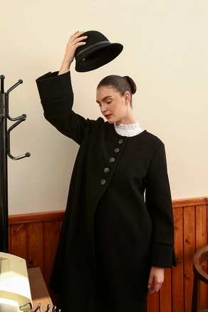 A model wears 28228 - Coat - Black, wholesale undefined of Allday to display at Lonca