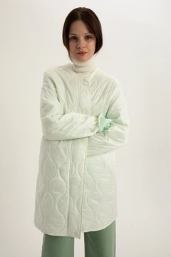 Una modelo de ropa al por mayor lleva 28232 - Coat - Ecru, Abrigo turco al por mayor de Allday
