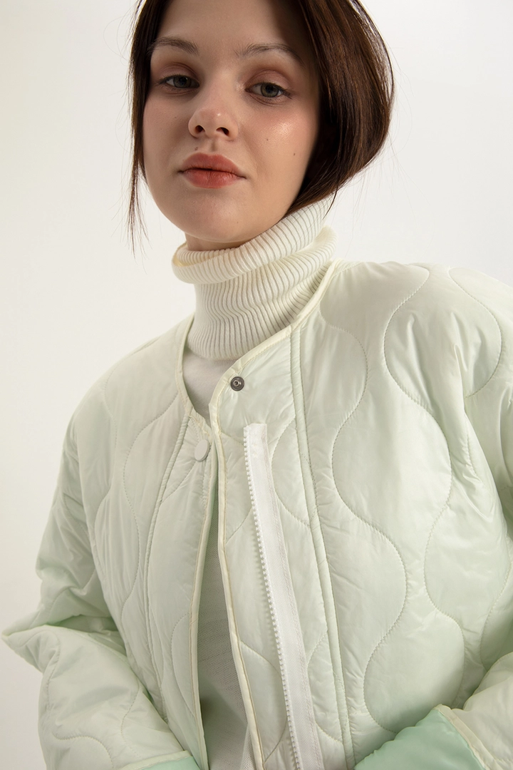 Bir model, Allday toptan giyim markasının 28232 - Coat - Ecru toptan Kaban ürününü sergiliyor.