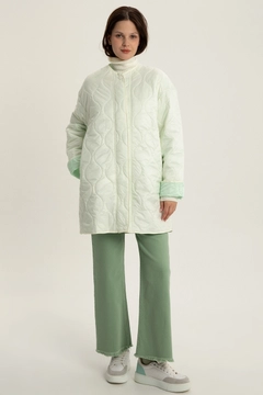 Una modelo de ropa al por mayor lleva 28232 - Coat - Ecru, Abrigo turco al por mayor de Allday