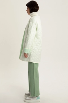 Bir model, Allday toptan giyim markasının 28232 - Coat - Ecru toptan Kaban ürününü sergiliyor.