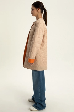 Bir model, Allday toptan giyim markasının 28233 - Coat - Beige toptan Kaban ürününü sergiliyor.