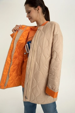 Una modella di abbigliamento all'ingrosso indossa 28233 - Coat - Beige, vendita all'ingrosso turca di Cappotto di Allday