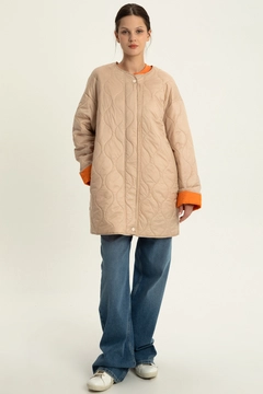 Una modelo de ropa al por mayor lleva 28233 - Coat - Beige, Abrigo turco al por mayor de Allday