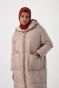 Bir model, Allday toptan giyim markasının 28234 - Coat - Beige toptan Kaban ürününü sergiliyor.
