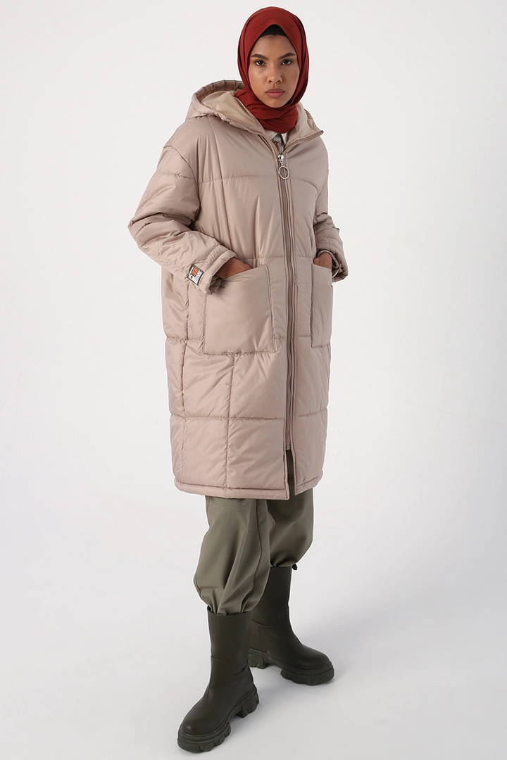 Ein Bekleidungsmodell aus dem Großhandel trägt 28234 - Coat - Beige, türkischer Großhandel Mantel von Allday
