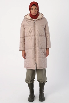 Una modelo de ropa al por mayor lleva 28234 - Coat - Beige, Abrigo turco al por mayor de Allday