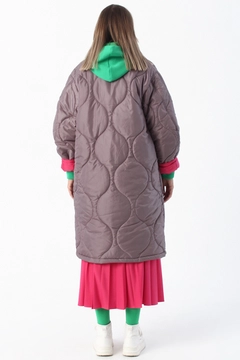 Bir model, Allday toptan giyim markasının 28237 - Coat - Sandy toptan Kaban ürününü sergiliyor.