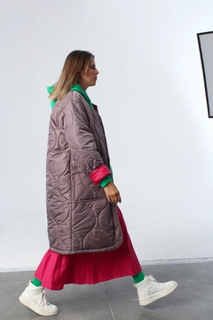 Bir model, Allday toptan giyim markasının 28237 - Coat - Sandy toptan Kaban ürününü sergiliyor.